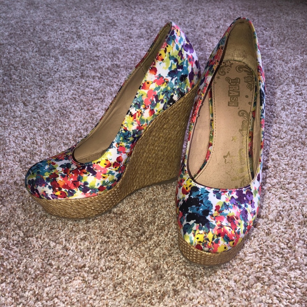 TRASH White and Rainbow Floral Pattern Wedges 6.5